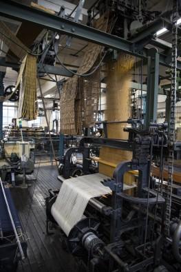 纺织厂织布机图片